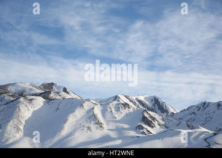 Mammoth Lakes, California, USA. 4e Mar, 2017. Couvert de neige Sierra Nevada près de Mammoth Lakes. 43 pieds de neige sont tombés sur le Mammoth Mountain Ski Resort dans le sud de la Californie jusqu'à présent cette saison, avec la neige accumulée autour des cabines et des allées. Autoroutes et les écoles de la Sierra ont été fermées à l'occasion, et les pompiers ont du mal à trouver d'incendie. Credit : ZUMA Press, Inc./Alamy Live News Banque D'Images