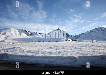 Mammoth Lakes, California, USA. 4e Mar, 2017. Couvert de neige Sierra Nevada près de Mammoth Lakes vue depuis une voiture. 43 pieds de neige sont tombés sur le Mammoth Mountain Ski Resort dans le sud de la Californie jusqu'à présent cette saison, avec la neige accumulée autour des cabines et des allées. Autoroutes et les écoles de la Sierra ont été fermées à l'occasion, et les pompiers ont du mal à trouver d'incendie. Credit : ZUMA Press, Inc./Alamy Live News Banque D'Images