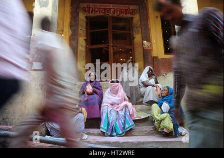 Mathura, Uttar Pradesh, Inde. 6Th Mar, 2017. Mathura : dévot performing bhajan près de Radha Rani temple à Mathura sur 06-03-2017. photo par Prabhat Kumar verma Crédit : Prabhat Kumar Verma/ZUMA/Alamy Fil Live News Banque D'Images