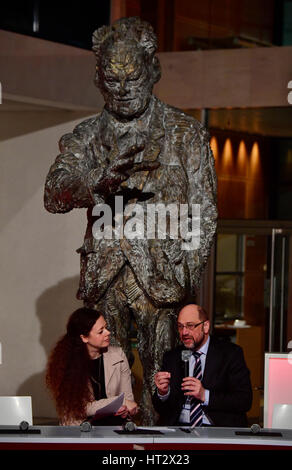 Berlin, Allemagne. 06 Mar, 2017. Le candidat chancelier du SPD Martin Schulz et présentateur Shelly Kupferberg lors d'une fête cérémonie marquant la Journée internationale des femmes à Berlin, Allemagne, 06 mars 2017. Photo : AFP/John Macdougall extérieure/dpa/Alamy Live News Banque D'Images