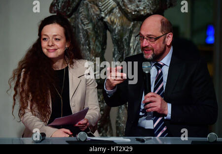 Berlin, Allemagne. 06 Mar, 2017. Le candidat chancelier du SPD Martin Schulz et présentateur Shelly Kupferberg lors d'une fête cérémonie marquant la Journée internationale des femmes à Berlin, Allemagne, 06 mars 2017. Photo : AFP/John Macdougall extérieure/dpa/Alamy Live News Banque D'Images