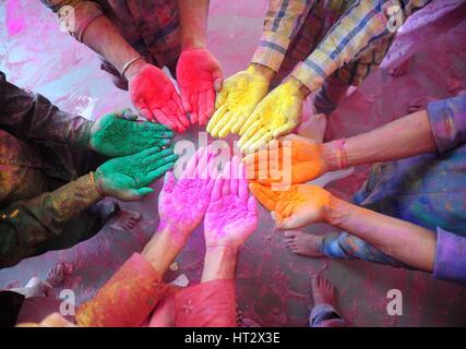 Mathura, Uttar Pradesh, Inde. 6Th Mar, 2017. Les gens apprécient l'Hindou annuel festival de couleurs, connu sous le nom de Holi, à Radha Rani temple. Credit : Prabhat Kumar Verma/ZUMA/Alamy Fil Live News Banque D'Images