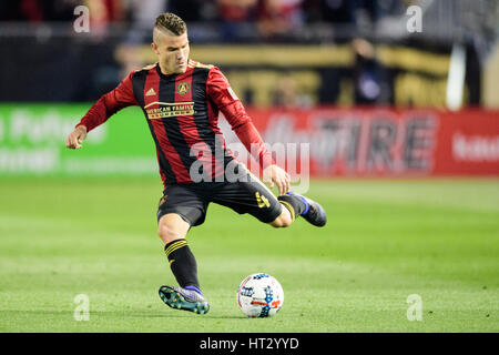 Atlanta, USA. 5Th Mar, 2017. Atlanta United Defender Greg Garza (4) au cours de la partie de soccer MLS entre les Red Bulls de New York et Atlanta United à Bobby Dodd Stadium le dimanche 5 mars 2017 à Atlanta, GA. Credit : Cal Sport Media/Alamy Live News Banque D'Images