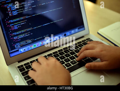 Berlin, Allemagne. Feb 21, 2017. Les participants travaillent sur leurs compétences en programmation Berlin, 21 février 2017. Photo : Britta Pedersen/dpa-Zentralbild/dpa/Alamy Live News Banque D'Images