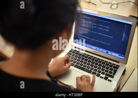 Berlin, Allemagne. Feb 21, 2017. Les participants travaillent sur leurs compétences en programmation Berlin, 21 février 2017. Photo : Britta Pedersen/dpa-Zentralbild/dpa/Alamy Live News Banque D'Images