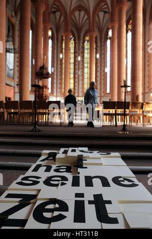 Heidelberg. 6Th Mar, 2017. Visite de l'exposition des personnes à la recherche thématique dans les bouche avec Luther dans monde des mots le 6 mars 2017 à l'église du Saint-Esprit de Heidelberg, Allemagne. L'exposition se tiendra du 25 février au 26 mars. Credit : Luo Huanhuan/Xinhua/Alamy Live News Banque D'Images