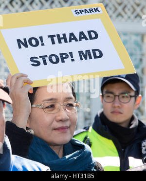 Séoul, Corée du Sud. 7 mars, 2017. Un manifestant coréen détient une bannière pendant un rassemblement pour s'opposer à l'intention de déployer la borne High Altitude Area Defense (THAAD) en face du ministère de la Défense à Séoul, Corée du Sud, le 7 mars 2017. Credit : Lee Sang-ho/Xinhua/Alamy Live News Banque D'Images