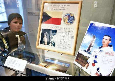 Pisek, République tchèque. 07Th Mar, 2017. Le Musée de Prachen présente le drapeau tchécoslovaque miniature avec l'astronaute américain Eugene Cernan ancêtres tchécoslovaque avait avec lui au cours de sa mission sur la lune de 1972 à Pisek, République tchèque, le 7 mars 2017. De cette façon, le musée veut commémorer la personnalité de Cernan décédé en janvier dernier. Cernan avait le drapeau avec lui au cours de sa promenade sur la Lune en 1972, alors qu'il était commandant d'Apollo 17. Photo : CTK Vaclav Pancer/Photo/Alamy Live News Banque D'Images