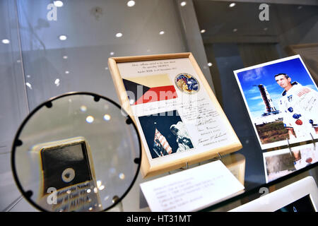 Pisek, République tchèque. 07Th Mar, 2017. Le Musée de Prachen présente le drapeau tchécoslovaque miniature avec l'astronaute américain Eugene Cernan ancêtres tchécoslovaque avait avec lui au cours de sa mission sur la lune de 1972 à Pisek, République tchèque, le 7 mars 2017. De cette façon, le musée veut commémorer la personnalité de Cernan décédé en janvier dernier. Cernan avait le drapeau avec lui au cours de sa promenade sur la Lune en 1972, alors qu'il était commandant d'Apollo 17. Photo : CTK Vaclav Pancer/Photo/Alamy Live News Banque D'Images