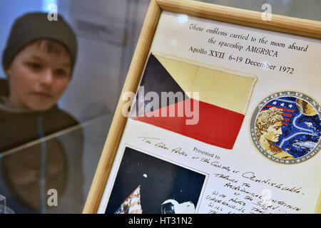 Pisek, République tchèque. 07Th Mar, 2017. Le Musée de Prachen présente le drapeau tchécoslovaque miniature avec l'astronaute américain Eugene Cernan ancêtres tchécoslovaque avait avec lui au cours de sa mission sur la lune de 1972 à Pisek, République tchèque, le 7 mars 2017. De cette façon, le musée veut commémorer la personnalité de Cernan décédé en janvier dernier. Cernan avait le drapeau avec lui au cours de sa promenade sur la Lune en 1972, alors qu'il était commandant d'Apollo 17. Photo : CTK Vaclav Pancer/Photo/Alamy Live News Banque D'Images