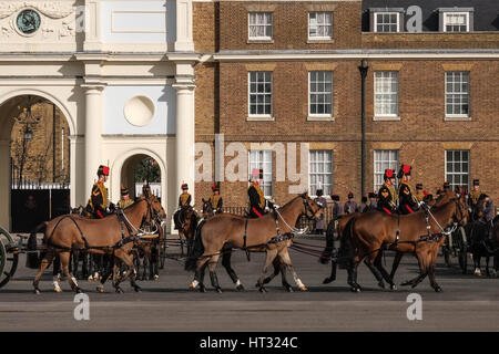 Londres, Royaume-Uni. 7 mars, 2017. Les Kings Royal Horse Artillery Inspection annuelle à la caserne de Woolwich, au sud-est de Londres. Une partie de la famille des troupes, les tâches comprennent le tir de Royal salue dans Hyde Park et Green Park sur Royal anniversaires et cérémonies d'État. 111 chevaux sont stationnés à la caserne de Woolwich. Credit : claire doherty/Alamy Live News Banque D'Images