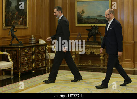 Madrid, Espagne. 7 mars, 2017. Roi d'Espagne Felipe VI et maire de Santiago de Compostela Martiño Noriega Sanchez au cours de l'audience royale de Madrid. 07/03/2017 Credit : Gtres más información en ligne Comuniación,S.L./Alamy Live News Banque D'Images