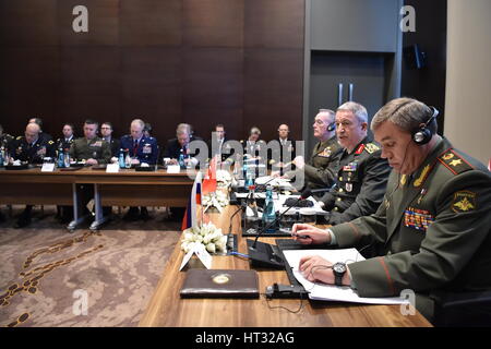 Antalya, Turquie. 7 mars, 2017. Chef d'état-major général turc le général Hulusi Akar (2e, R), chef d'état-major général américain Gen Joseph Dunford (3e, R) et chef de l'état-major général russe, le général Valery Gerasimov (1e, R) tenir des pourparlers sur les questions de sécurité régionale avec la Syrie et l'Iraq haut sur l'ordre du jour, à Antalya, Turquie, le 7 mars 2017. Credit : Forces armées turques/Xinhua/Alamy Live News Banque D'Images