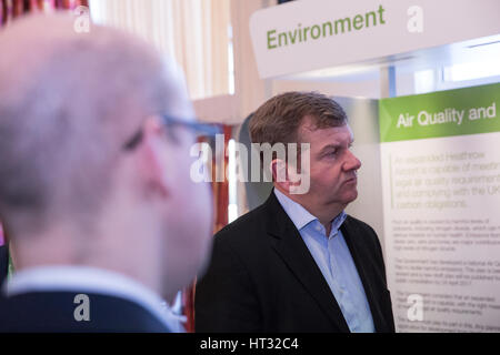 Maidenhead, Royaume-Uni. 7 mars, 2017. Cllr Simon Dudley, chef de l'RBWM conseil, parle à un fonctionnaire du ministère des Transports (hors du champ) en face d'un affichage à l'événement de consultation publique le gouvernement à Maidenhead sur les plans d'expansion de l'aéroport de Heathrow avec une troisième piste. Credit : Mark Kerrison/Alamy Live News Banque D'Images