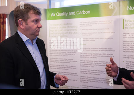 Maidenhead, Royaume-Uni. 7 mars, 2017. Cllr Simon Dudley, chef de l'RBWM conseil, parle à un fonctionnaire du ministère des Transports (hors du champ) en face d'un affichage à l'événement de consultation publique le gouvernement à Maidenhead sur les plans d'expansion de l'aéroport de Heathrow avec une troisième piste. Credit : Mark Kerrison/Alamy Live News Banque D'Images