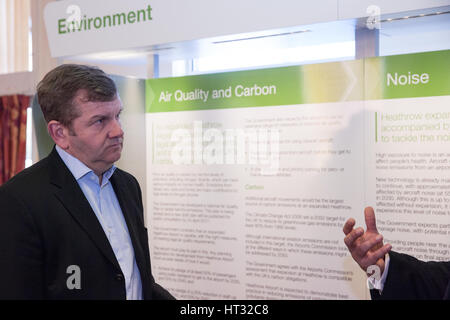 Maidenhead, Royaume-Uni. 7 mars, 2017. Cllr Simon Dudley, chef de l'RBWM conseil, parle à un fonctionnaire du ministère des Transports (hors du champ) en face d'un affichage à l'événement de consultation publique le gouvernement à Maidenhead sur les plans d'expansion de l'aéroport de Heathrow avec une troisième piste. Credit : Mark Kerrison/Alamy Live News Banque D'Images