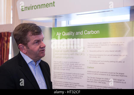 Maidenhead, Royaume-Uni. 7 mars, 2017. Cllr Simon Dudley, chef de l'RBWM conseil, parle à un fonctionnaire du ministère des Transports (hors du champ) en face d'un affichage à l'événement de consultation publique le gouvernement à Maidenhead sur les plans d'expansion de l'aéroport de Heathrow avec une troisième piste. Credit : Mark Kerrison/Alamy Live News Banque D'Images