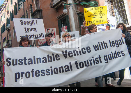 Venise, Italie. 07Th Mar, 2017. Guides officiels vénitiens assister à la protestation contre le libre-tours et guides illégaux à Venise, Italie. Guides vénitien officielle souffrent à cause de l'un des guides touristiques et des visites libres non autorisé. Credit : Simone Padovani/éveil/Alamy Live News Banque D'Images