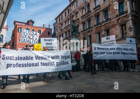 Venise, Italie. 07Th Mar, 2017. Guides officiels vénitiens assister à la protestation contre le libre-tours et guides illégaux à Venise, Italie. Guides vénitien officielle souffrent à cause de l'un des guides touristiques et des visites libres non autorisé. Credit : Simone Padovani/éveil/Alamy Live News Banque D'Images