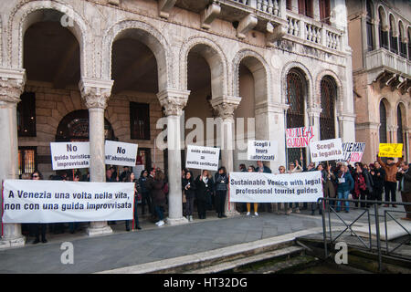 Venise, Italie. 07Th Mar, 2017. Guides officiels vénitiens assister à la protestation contre le libre-tours et guides illégaux à Venise, Italie. Guides vénitien officielle souffrent à cause de l'un des guides touristiques et des visites libres non autorisé. Credit : Simone Padovani/éveil/Alamy Live News Banque D'Images