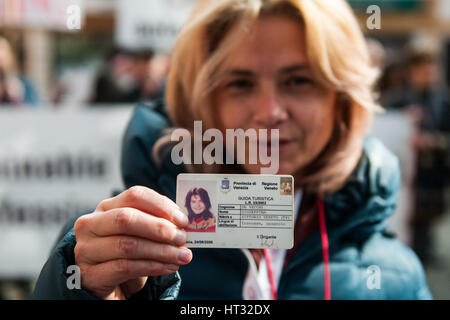 Venise, Italie. 07Th Mar, 2017. Un guide officiel afficher la carte officielle de la municipalité de Venise au cours de la protestation contre le libre-tours et guides illégaux à Venise, Italie. Guides vénitien officielle souffrent à cause de l'un des guides touristiques et des visites libres non autorisé. Credit : Simone Padovani/éveil/Alamy Live News Banque D'Images