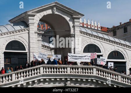 Venise, Italie. 07Th Mar, 2017. Guides officiels vénitiens assister à la protestation contre le libre-tours et guides illégaux sur le pont du Rialto à Venise, Italie. Guides vénitien officielle souffrent à cause de l'un des guides touristiques et des visites libres non autorisé. Credit : Simone Padovani/éveil/Alamy Live News Banque D'Images