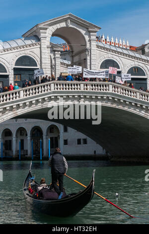 Venise, Italie. 07Th Mar, 2017. Guides officiels vénitiens assister à la protestation contre le libre-tours et guides illégaux sur le pont du Rialto à Venise, Italie. Guides vénitien officielle souffrent à cause de l'un des guides touristiques et des visites libres non autorisé. Credit : Simone Padovani/éveil/Alamy Live News Banque D'Images