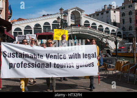 Venise, Italie. 07Th Mar, 2017. Guides officiels vénitiens assister à la protestation contre le libre-tours et guides illégaux à Venise, Italie. Guides vénitien officielle souffrent à cause de l'un des guides touristiques et des visites libres non autorisé. Credit : Simone Padovani/éveil/Alamy Live News Banque D'Images