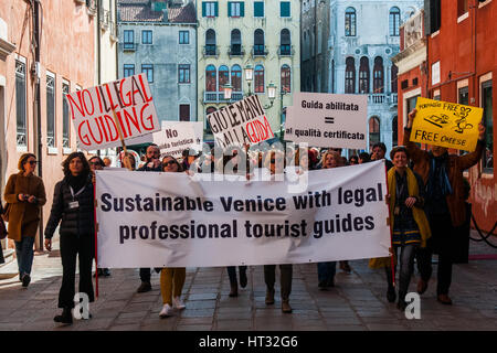 Venise, Italie. 07Th Mar, 2017. Guides officiels vénitiens assister à la protestation contre le libre-tours et guides illégaux à Venise, Italie. Guides vénitien officielle souffrent à cause de l'un des guides touristiques et des visites libres non autorisé. Credit : Simone Padovani/éveil/Alamy Live News Banque D'Images