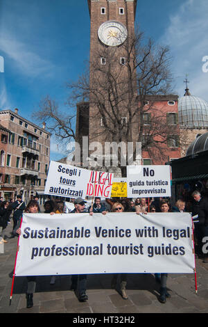 Venise, Italie. 07Th Mar, 2017. Guides officiels vénitiens assister à la protestation contre le libre-tours et guides illégaux à Venise, Italie. Guides vénitien officielle souffrent à cause de l'un des guides touristiques et des visites libres non autorisé. Credit : Simone Padovani/éveil/Alamy Live News Banque D'Images