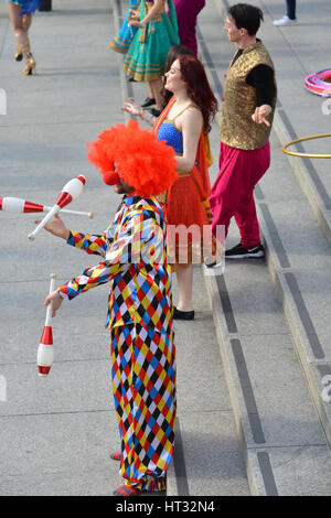 Trafalgar Square, Londres, Royaume-Uni. 7 mars 2017. Filmer un événement Britain's Got Talent à Trafalgar Square en présence par les hôtes & Ant Crédit : Matthieu Chattle déc./Alamy Live News Banque D'Images