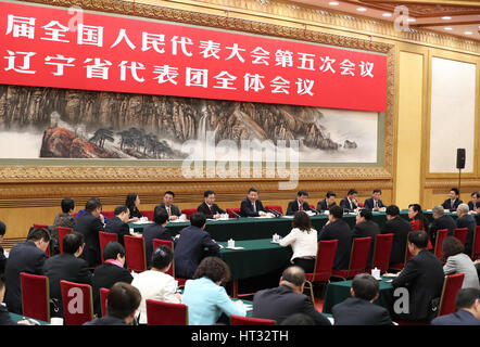 Beijing, Chine. 7 mars, 2017. Le président chinois Xi Jinping s'associe à une discussion de groupe avec les députés de la 12e Assemblée populaire nationale (APN) de la province de Liaoning, à la session annuelle de l'Assemblée populaire nationale à Beijing, capitale de Chine, le 7 mars 2017. Credit : Xie Huanchi/Xinhua/Alamy Live News Banque D'Images