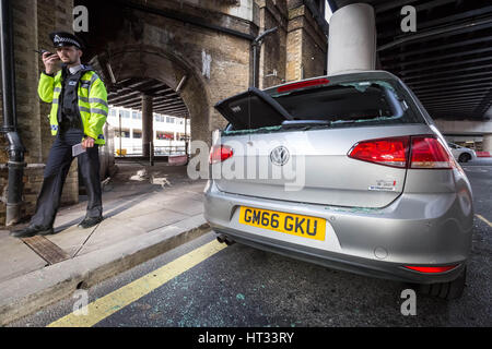 Londres, Royaume-Uni. 7 mars, 2017. Le Pont de Londres a été évacué comme démineurs ont fouillé un véhicule "suspectes" près de la fragment. Le véhicule volé a été trouvé abandonné provoquant une évacuation majeure Crédit : Guy Josse/Alamy Live News Banque D'Images