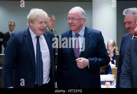 6 mars 2017 - Bruxelles, Belgique : La Secrétaire d'État aux Affaires étrangères et aux affaires du Commonwealth, Boris Johnson (L) parle avec le ministre irlandais des Affaires étrangères et Commerce Charles Flanagan (R) de la défense de l'UE lors d'une réunion des ministres des affaires étrangères et dans le bâtiment Europa, le Conseil de l'UE autre siège. - Pas de service de fil- Photo : Thierry Monasse/afp Photo : Thierry Monasse/dpa Banque D'Images