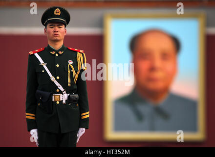 Beijing, Chine. 5Th Mar, 2017. Un soldat chinois, sous un portrait géant de l'ancien Timonier Mao Zedong, monte la garde sur la place Tiananmen lors de l'ouverture de la cinquième session de la 12e Assemblée populaire nationale (APN) qui a lieu dans le Grand Hall du Peuple à Beijing. La Chine deuxième homme politique le premier ministre Li Keqiang classement critiqué appelle à l'indépendance de Hong Kong dans un discours à la nation du parlement. Crédit : Stephen Shaver/ZUMA/Alamy Fil Live News Banque D'Images