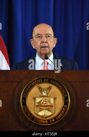 Washington, USA. 7 mars, 2017. Secrétaire au Commerce des États-Unis Wilbur Ross fait annonce sur règlements entre les autorités américaines et chinoises de l'équipement télécom bouilloire ZTE Corp. à Washington, DC, États-Unis, le 7 mars 2017. Équipement de télécommunications chinois ZTE Corp. a déclaré mardi qu'il a atteint un règlement avec les autorités américaines au cours de contrôle des exportations et sanctions des accusations. Credit : Yin Bogu/Xinhua/Alamy Live News Banque D'Images