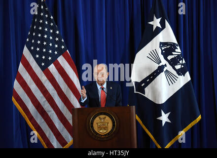 Washington, USA. 7 mars, 2017. Secrétaire au Commerce des États-Unis Wilbur Ross fait annonce sur règlements entre les autorités américaines et chinoises de l'équipement télécom bouilloire ZTE Corp. à Washington, DC, États-Unis, le 7 mars 2017. Équipement de télécommunications chinois ZTE Corp. a déclaré mardi qu'il a atteint un règlement avec les autorités américaines au cours de contrôle des exportations et sanctions des accusations. Credit : Yin Bogu/Xinhua/Alamy Live News Banque D'Images