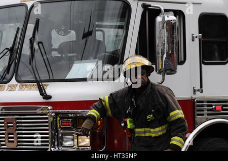 Philadelphie, Pennsylvanie, USA. 7 mars, 2017. Service d'incendie de Philadelphie répond à une sous-station PECO fire, le 7 mars 2017, à Philadelphie, PA. L'incendie est à l'origine d'une grande coupure dans le nord de Philadelphie. Par crainte de rejet des fumées les résidants des environs sont prié de refuge sur place. Credit : Bastiaan Slabbers/ZUMA/Alamy Fil Live News Banque D'Images