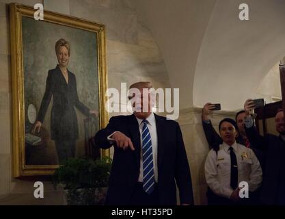 Washington, USA. 7 mars, 2017. Le Président des Etats-Unis, Donald Trump accueille la première de nouveaux visiteurs dans le hall central du rez-de-chaussée de la Maison Blanche, en face du portrait officiel de l'ancienne première dame Hillary Clinton, Washington, DC, le 7 mars 2017. Credit : MediaPunch Inc/Alamy Live News Banque D'Images