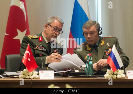 Antalya, Turquie. 7 mars, 2017. Le général turc Hulusi Akar parle avec le général russe Valery Gerasimov lors de réunions avec le U.S. Joint Chiefs Président le général Joseph Dunford, le 7 mars 2017 à Antalya, Turquie. Les trois chefs de la défense se réunissent pour discuter de la paix en Syrie. Credit : Planetpix/Alamy Live News Banque D'Images