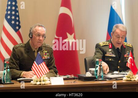 Antalya, Turquie. 7 mars, 2017. U.S. Joint Chiefs Président le général Joseph Dunford, gauche, avec le général turc Hulusi Akar lors des rencontres avec le général russe Valery Gerasimov 7 Mars, 2017 à Antalya, Turquie. Les trois chefs de la défense se réunissent pour discuter de la paix en Syrie. Credit : Planetpix/Alamy Live News Banque D'Images