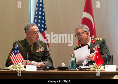 Antalya, Turquie. 7 mars, 2017. U.S. Joint Chiefs Président le général Joseph Dunford, gauche, avec le général turc Hulusi Akar lors des rencontres avec le général russe Valery Gerasimov 7 Mars, 2017 à Antalya, Turquie. Les trois chefs de la défense se réunissent pour discuter de la paix en Syrie. Credit : Planetpix/Alamy Live News Banque D'Images