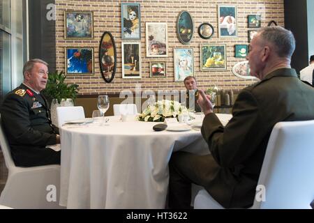 Antalya, Turquie. 7 mars, 2017. U.S. Joint Chiefs Président le général Joseph Dunford, droite, avec le général turc Hulusi Akar et le général russe Valery Gerasimov, centre, au cours d'un déjeuner de travail le 7 mars 2017 à Antalya, Turquie. Les trois chefs de la défense se réunissent pour discuter de la paix en Syrie. Credit : Planetpix/Alamy Live News Banque D'Images