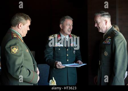 Antalya, Turquie. 7 mars, 2017. U.S. Joint Chiefs Président le général Joseph Dunford, droite, avec le général turc Hulusi Akar et le général russe Valery Gerasimov, gauche, lors des réunions le 7 mars 2017 à Antalya, Turquie. Les trois chefs de la défense se réunissent pour discuter de la paix en Syrie. Credit : Planetpix/Alamy Live News Banque D'Images