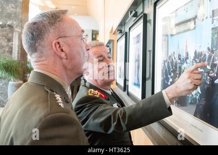 Antalya, Turquie. 7 mars, 2017. U.S. Joint Chiefs Président le général Joseph Dunford, à gauche, est de montrer une photo par le général turc Hulusi Akar avant les réunions avec le général russe Valery Gerasimov 7 Mars, 2017 à Antalya, Turquie. Les trois chefs de la défense se réunissent pour discuter de la paix en Syrie. Credit : Planetpix/Alamy Live News Banque D'Images