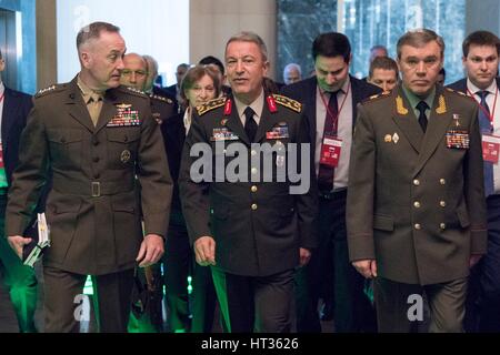 Antalya, Turquie. 7 mars, 2017. U.S. Joint Chiefs Président le général Joseph Dunford, gauche, promenades le long avec le général turc Hulusi Akar et le général russe Valery Gerasimov, droite, lors des réunions le 7 mars 2017 à Antalya, Turquie. Les trois chefs de la défense se réunissent pour discuter de la paix en Syrie. Credit : Planetpix/Alamy Live News Banque D'Images