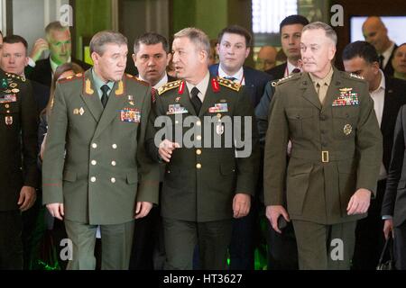 Antalya, Turquie. 7 mars, 2017. U.S. Joint Chiefs Président le général Joseph Dunford, droite, promenades avec le général turc Hulusi Akar, centre, et le général russe Valery Gerasimov 7 Mars, 2017 à Antalya, Turquie. Les trois chefs de la défense se réunissent pour discuter de la paix en Syrie. Credit : Planetpix/Alamy Live News Banque D'Images