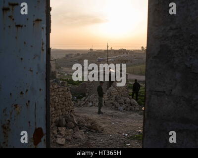 Athba, Ninive, de l'Iraq. Feb 27, 2017. Le caporal des Forces spéciales irakiennes Abbas de Selahudeen bataillon, 2e bataillon se trouve à l'extérieur est de l'AC en Athba, Ninive, l'Iraq, à l'extérieur de Mossoul. Les Forces Spéciales irakiennes ont été initialement chargé de prendre seulement l'Est de Mossoul de ISIS. Mais après leur succès, malgré de lourdes pertes, ils ont été installée sur d'aider à l'assaut sur l'ouest de Mossoul, qui a commencé en février 2017. Credit : Nish Nalbandian/ZUMA/Alamy Fil Live News Banque D'Images