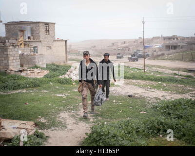 Athba, Ninive, de l'Iraq. Feb 27, 2017. Les soldats de la compagnie Alpha, Selahudeen bataillon, transporter leur matériel retour à leurs quartiers en Athba, Ninive, Iraq, Feb 27, 2017. Une grande partie de n'importe quelle heure de l'unité militaire est passé à attendre, et cette journée a été comme beaucoup d'autres. Credit : Nish Nalbandian/ZUMA/Alamy Fil Live News Banque D'Images