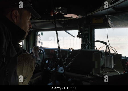 Mossoul, Ninive, de l'Iraq. Feb 27, 2017. Le caporal Saad, infirmier de la Compagnie Bravo, donne sur le pare-brise du véhicule de communication qu'ils bataillon pour déplacer une zone de préparation de leur base à Athba, Ninive, Iraq, Feb 27, 2017. Saad est un champ de bataille formé pour traiter les blessures de toutes sortes. Credit : Nish Nalbandian/ZUMA/Alamy Fil Live News Banque D'Images